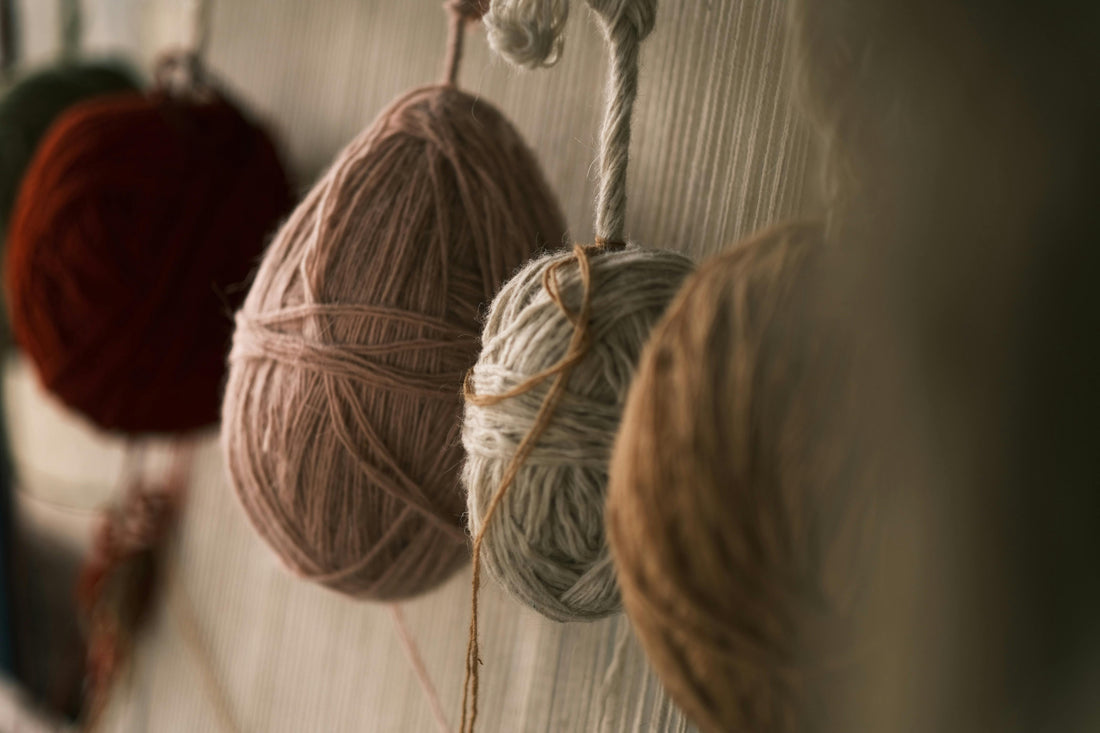 Tricoter la layette : un cadeau fait main qui a du sens
