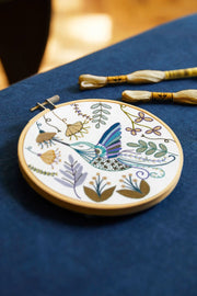 Kit de broderie Colibri par Un chat dans l'aiguille, niveau avancé DMC