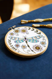 Kit de broderie Libellule par Un chat dans l'aiguille, niveau avancé DMC